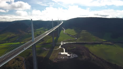 Sonnige-Drohnenansicht-Des-Millau-Viadukts,-Der-Höchsten-Schrägseilbrücke-343-M